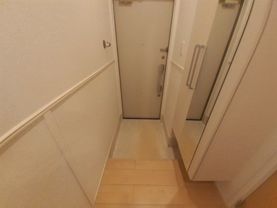 【玄関】 | アンダンテ郡津 | 収納もある玄関です