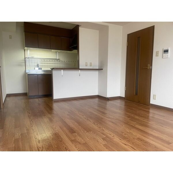 ロイヤルヴェール山下の居間・リビング