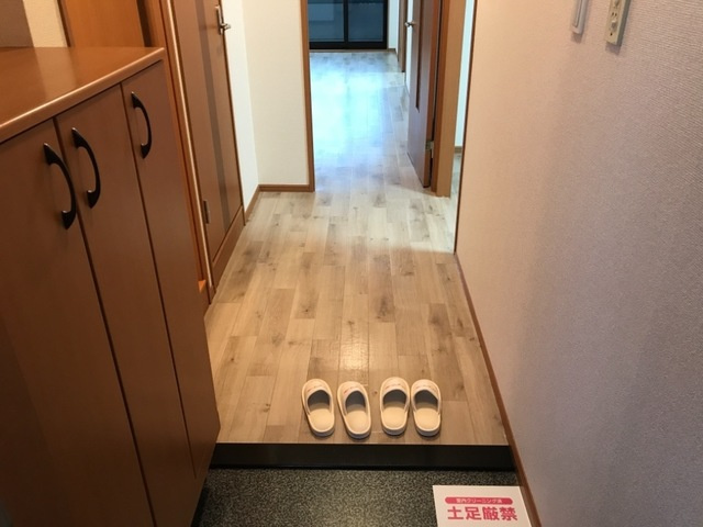 アダージュ ガーデンの玄関