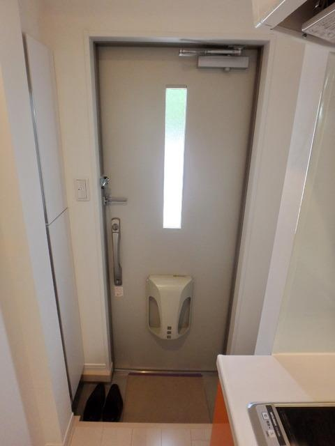 世田谷区八幡山３丁目のアパートの玄関