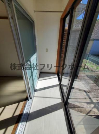 三鷹市上連雀２丁目のアパートのバルコニー