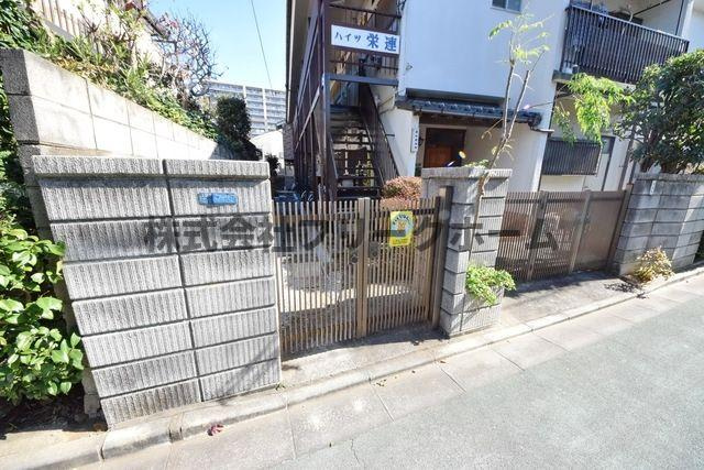 三鷹市上連雀２丁目のアパートのエントランス