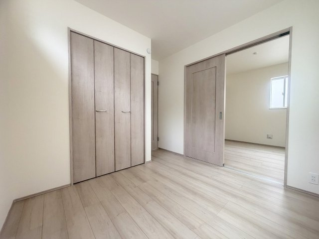 吉川市道庭1丁目　新築戸建　全1棟の洋室|間仕切りを開いて広々と使用することも可能な洋室です