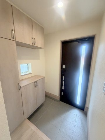 吉川市道庭1丁目　新築戸建　全1棟の玄関|カウンター部分にはお好きなインテリアが飾れます