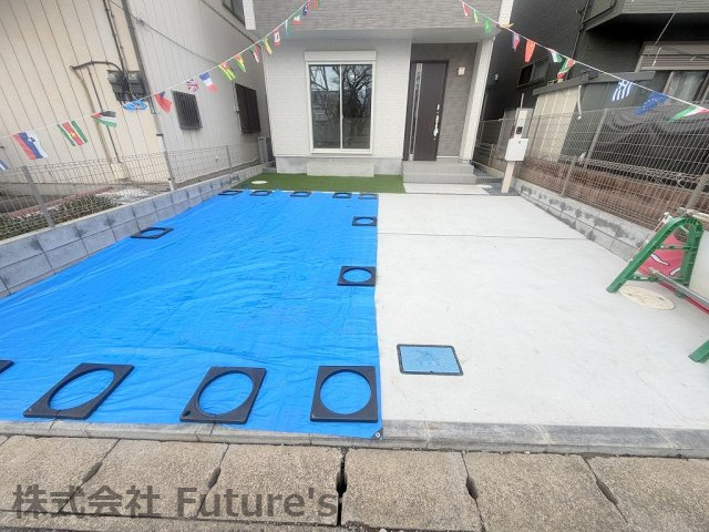 吉川市道庭1丁目　新築戸建　全1棟の駐車場|並列2台駐車可能！ご夫婦それぞれのお車も安心して駐車できます