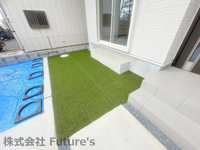 吉川市道庭1丁目　新築戸建　全1棟の庭|南側にちょっとした庭スペースがあります。