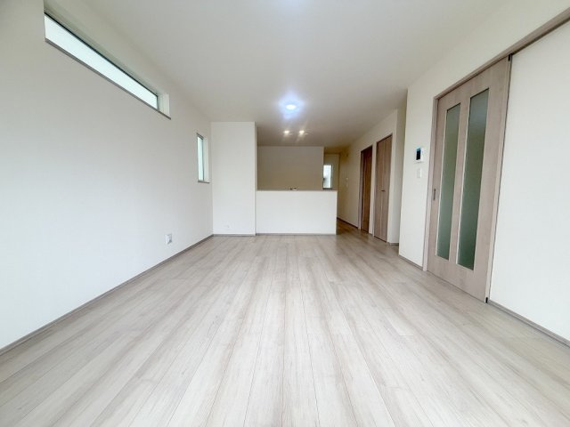 吉川市道庭1丁目　新築戸建　全1棟の居間・リビング|家族団らんで過ごすリビングは19.62帖の広さを確保