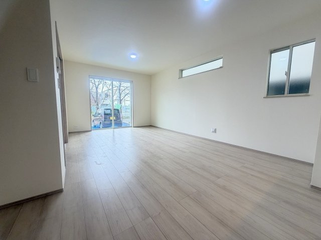 吉川市道庭1丁目　新築戸建　全1棟の居間・リビング|コミュニケーションの取れるリビングイン階段です