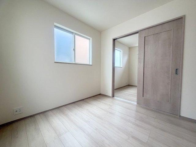 吉川市道庭1丁目　新築戸建　全1棟の洋室|間仕切りを外せば2部屋をつなげて利用可能です