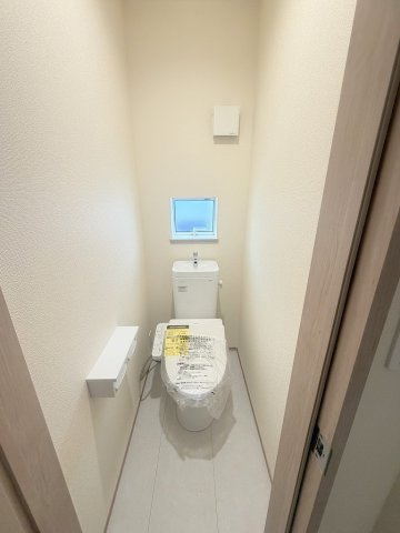 吉川市道庭1丁目　新築戸建　全1棟のトイレ|2階のトイレです