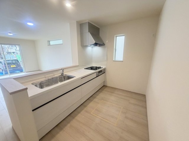 吉川市道庭1丁目　新築戸建　全1棟のキッチン|会話の弾む対面システムキッチンです