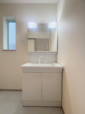 吉川市道庭1丁目　新築戸建　全1棟の独立洗面台|三面鏡付きシャワードレッサーで朝の準備も快適