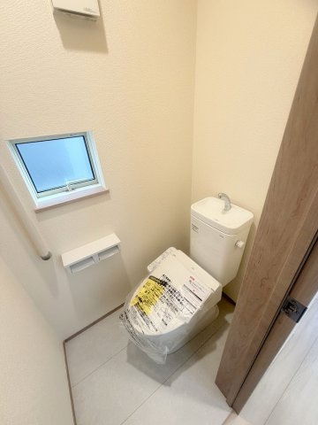 吉川市道庭1丁目　新築戸建　全1棟のトイレ|1階のトイレです