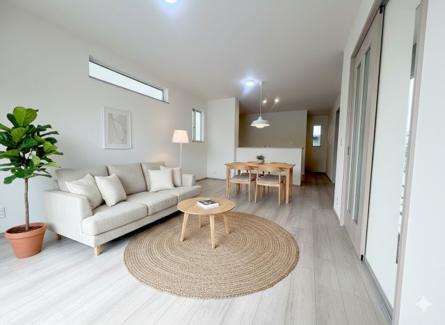 吉川市道庭1丁目　新築戸建　全1棟の居間・リビング|現況の物件写真にCGによる画像処理を行っています。家具、家電、小物、カーテン等はイメージはCGです。