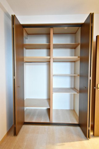 フロンティアタワー難波EAST（旧：グランソレイユ日本橋）の洋室