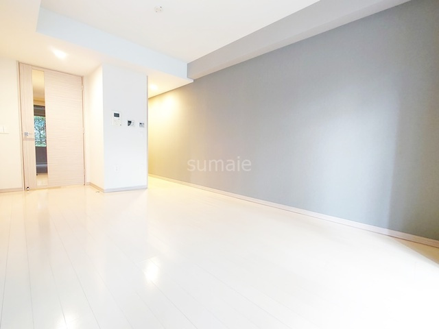 ブレシア東十条レジデンスの居間・リビング|窓側からのアングルです☆