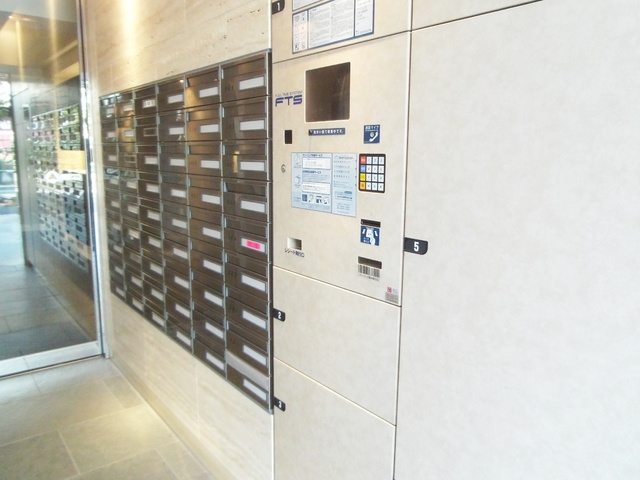 ブレシア東十条レジデンスのエントランス|便利な宅配ボックス付きです