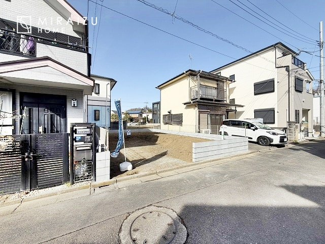 【外観】 | 陽当たりが心地の良いリビング空間です。日中はカーテンを開けて自然な光を取り込みリラックスして過ごしたいですね、照明器具もセンスの良いものを使いたいですね。