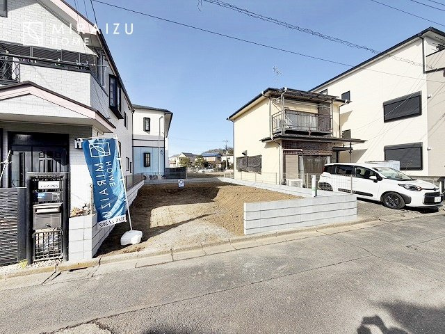 【外観】 | 青く澄み渡った綺麗な空と、陽の光をたっぷりと受ける、そんな新築住宅で新生活をスタートしてみませんか？見学・ご相談等、ミライズホーム(株)までお気軽にご連絡下さい。