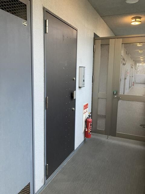 Ｆ．Ｈ．Ｄビルの玄関