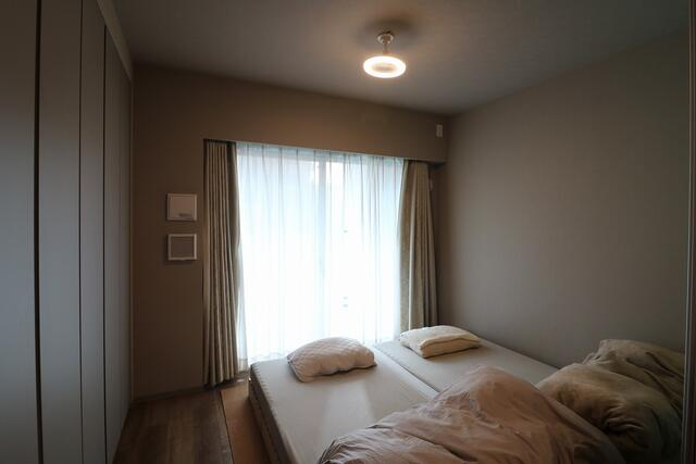 プラセシオン原の洋室|洋室５．０帖。衣類も小物も収納可能なクローゼットがございます。大きな窓から明るい日差しが差し込みます。