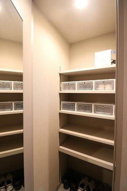 プラセシオン原の収納|オールシーズンの靴を大容量収納可能なシューズインクローゼット。玄関がスッキリ片付きます。