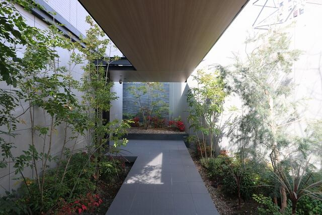 プラセシオン原のエントランス|奥行きのある迎賓空間へと導かれるエントランスアプローチ。 