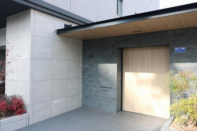 プラセシオン原|駅に近い北側にサブエントランスを、南側にメインエントランスがございます。