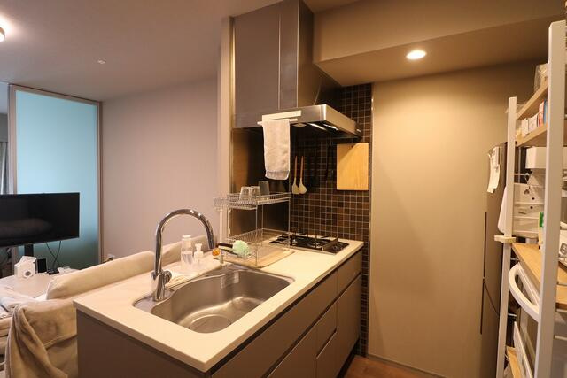 プラセシオン原のキッチン|システムキッチンは耐熱性にも優れたお手入れがしやすい人造大理石天板を採用しています。