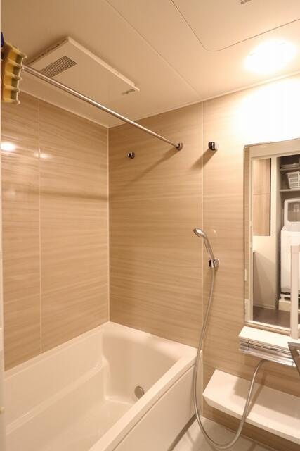 プラセシオン原の浴室|表面がガラス質になっているためカビを寄せ付けない浴室パネル。湯垢も水拭きでサッと拭くだけで綺麗に落とすことができます。