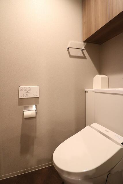 プラセシオン原のトイレ|キャビネット一体型のトイレ。スッキリとしたデザインになっており、お掃除も大変しやすくなっています。