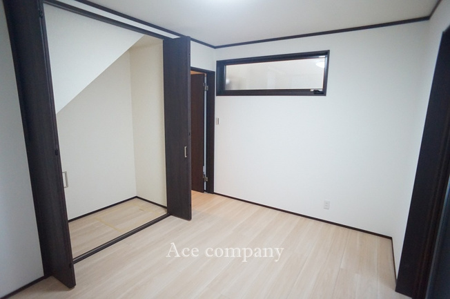 【寝室】 | 東大阪市花園東町2丁目 | 【3階：北側洋室6帖】バルコニーに面したお部屋です☆