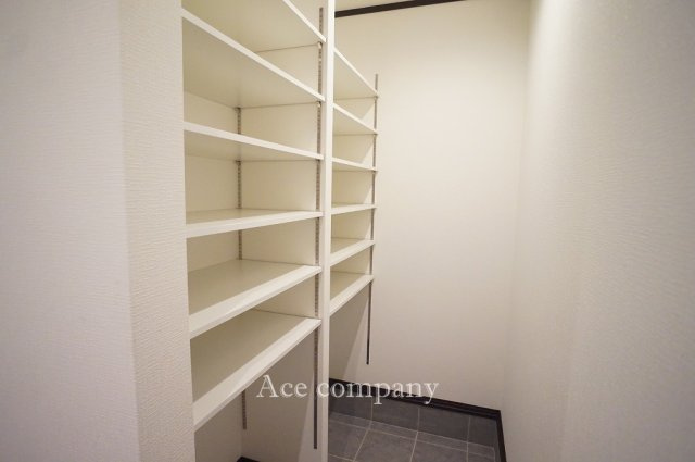 【子供部屋】 | 東大阪市花園東町2丁目 | 【3階：南側洋室6帖】階段上の収納スペースあります♪