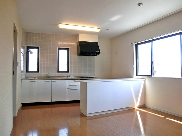 アンボワーズの居間・リビング|キッチンスペースにはカウンターあります！二面採光です♪