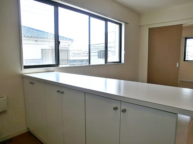 アンボワーズのキッチン|カウンター内側にも収納あります♪