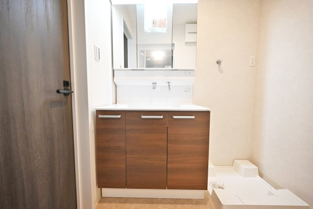 尼崎市大庄北5丁目新築一戸建ての独立洗面台|三面鏡裏にはスキンケア化粧品のような小さなものを、洗面ボウル下にはタオルや洗剤のような大きなものを収納できます。