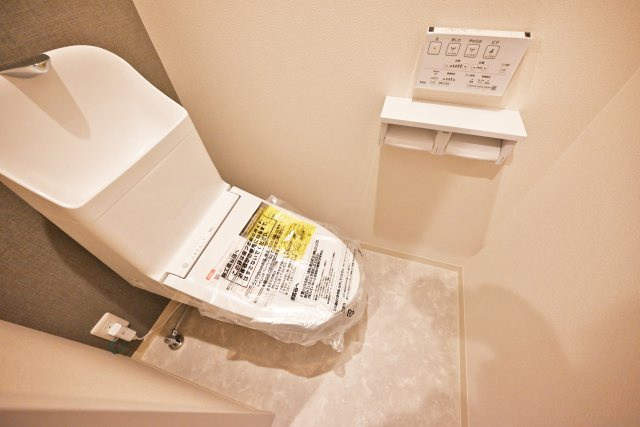 尼崎市大庄北5丁目新築一戸建てのトイレ|寒い日でも快適に利用できるウォシュレット付きトイレです。