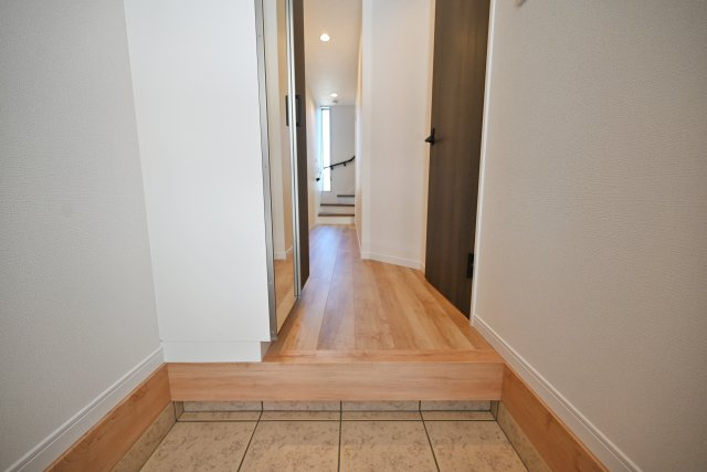 尼崎市大庄北5丁目新築一戸建ての玄関|玄関横には収納スペース有。毎日使う場所だから玄関周りはスッキリと片づけておきたいですね。