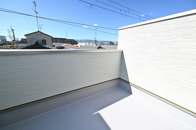 尼崎市大庄北5丁目新築一戸建てのバルコニー|3階ワイドバルコニー。洗濯物を干す以外にも、椅子を置いてのんびり日光浴をしたりできますね。