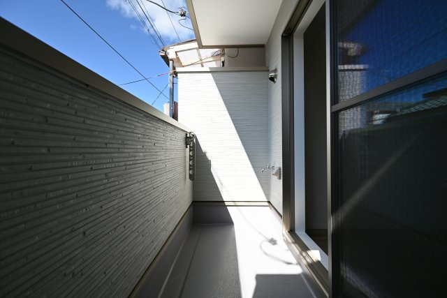 尼崎市大庄北5丁目新築一戸建てのバルコニー|2階バルコニー。リビングに面しており陽当たり良好。息抜きにのんびりしてみるのも◎