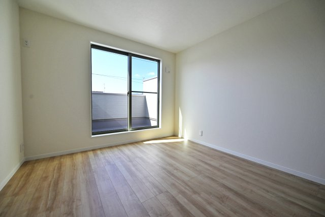 尼崎市大庄北5丁目新築一戸建ての洋室|洋室7.5帖。主寝室想定のお部屋です。バルコニーに面しており明るいお部屋です。