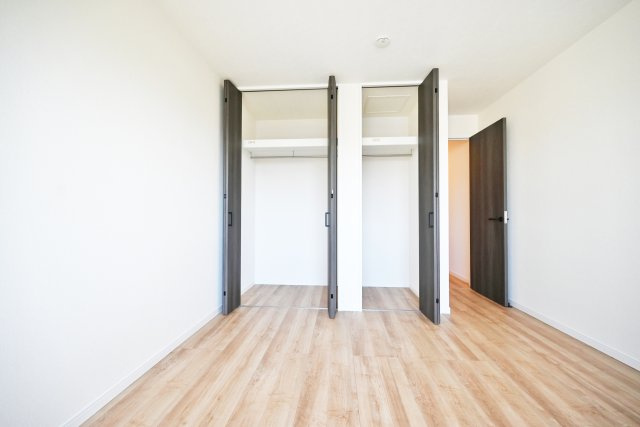 尼崎市大庄北5丁目新築一戸建ての洋室|3階洋室7.5帖。クローゼットが2つ有り。ご夫婦でそれぞれ分けて利用や収納する荷物の内容によって分離収納できるので便利です。