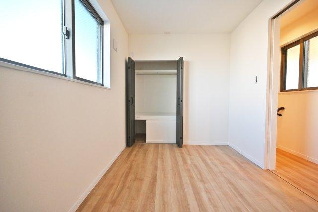 尼崎市大庄北5丁目新築一戸建ての洋室|3階洋室5帖。階段上を利用した収納スペースがあります。