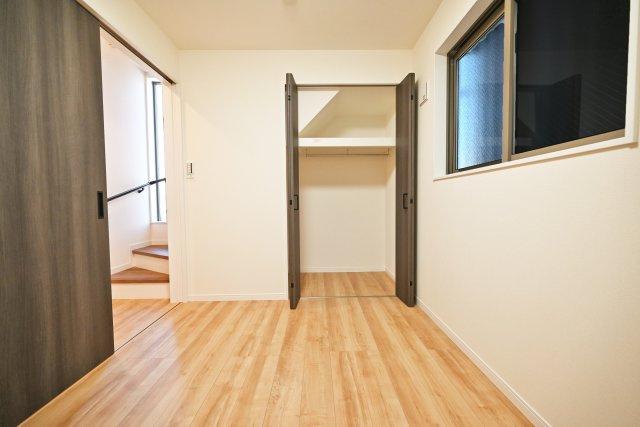 尼崎市大庄北5丁目新築一戸建ての洋室|1階洋室4.2帖。クローゼットがあるのでお部屋をスッキリと片づけできます。