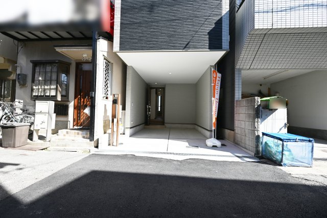 尼崎市大庄北5丁目新築一戸建ての駐車場|車庫スペース。ワンボックスタイプの背の高い車でも駐車できます。