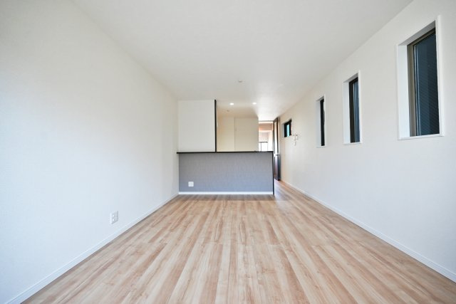 尼崎市大庄北5丁目新築一戸建ての居間・リビング|リビングからキッチンに向かって撮影した写真です。お料理をしている様子が見えるのでお互いに声をかけあったりコミュニケーションが絶えないのがいいですね。