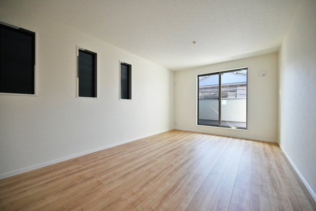 尼崎市大庄北5丁目新築一戸建ての居間・リビング|リビングダイニングは、ダイニングテーブルとソファーセットを配置しても余裕の広さ。家族みんなのくつろぎ空間になりそうです。