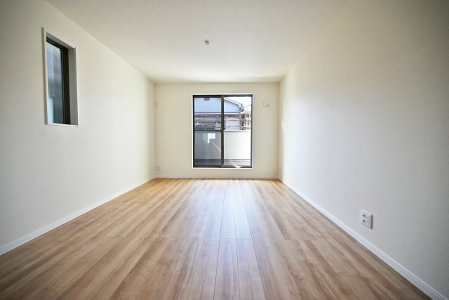 尼崎市大庄北5丁目新築一戸建ての居間・リビング|家具の配置がしやすい形状のリビングです。実生活のイメージが付きやすいので、家具を新調される場合でも便利です。