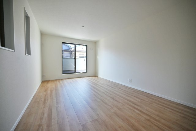 尼崎市大庄北5丁目新築一戸建ての居間・リビング|リビングの奥に大きく広がった窓から明るい日差しが差し込む空間です。家族みんなの笑い声が聞こえてくるようですね。