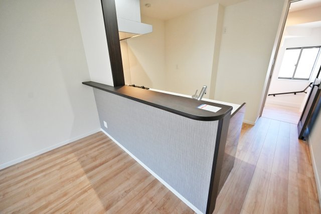 尼崎市大庄北5丁目新築一戸建てのキッチン|対面式キッチンはお料理中でも家族との会話が途切れないのがいいですね。思わず笑顔がこぼれます。